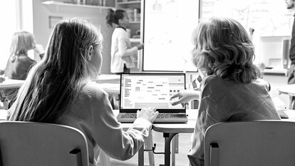 Bildung, Klassenzimmer, Kinder vor Laptop