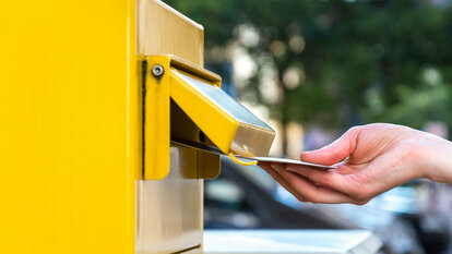 Briefwahl-Briefkasten-Brief wird eingeworfen